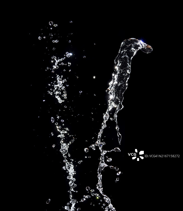 黑色背景上的透明水花和水滴图片素材
