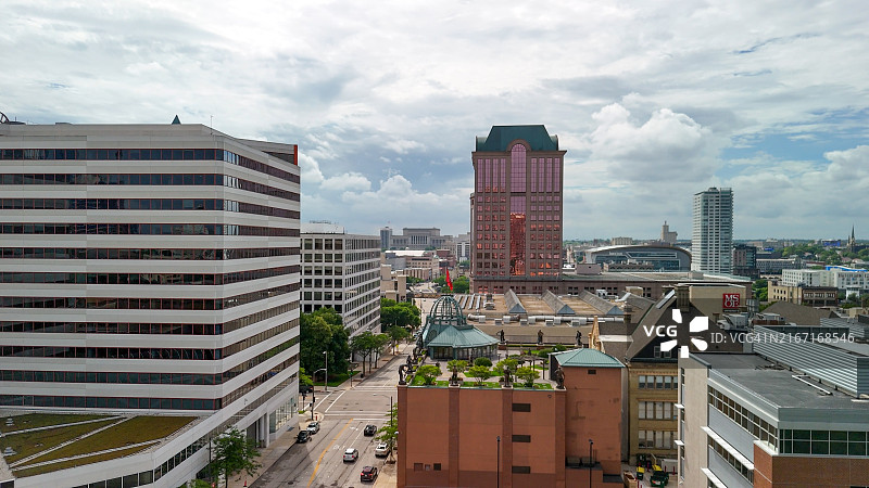 威斯康星州密尔沃基市中心晴朗夏日的航拍景色图片素材