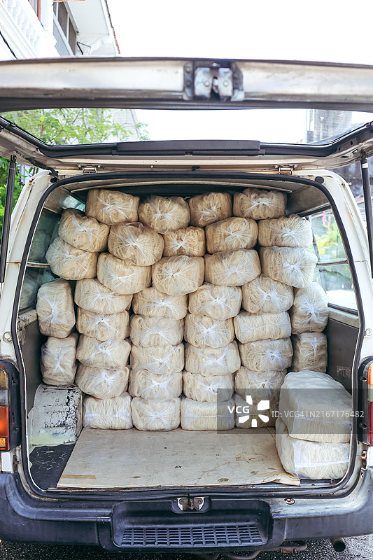 马来西亚一辆装满未煮熟的白米粉袋的厢型车图片素材