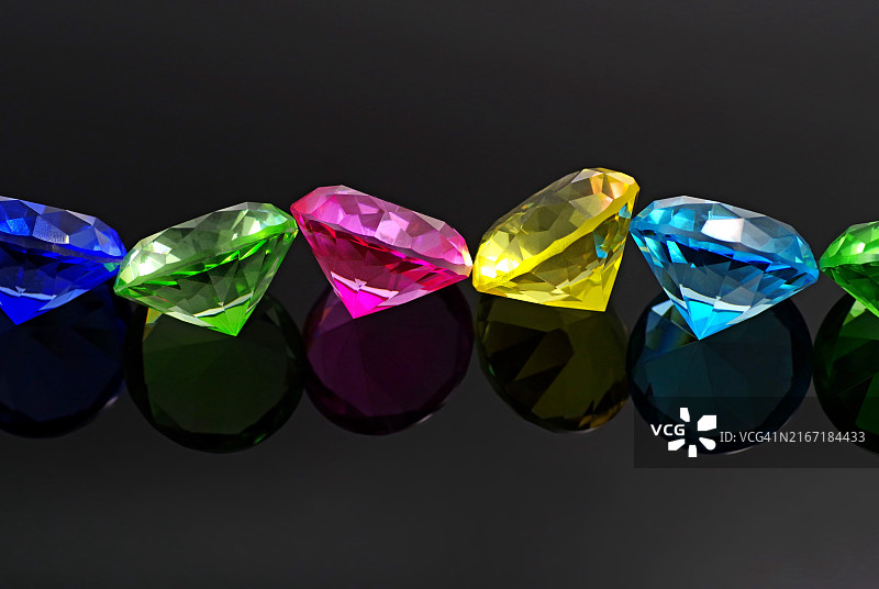一排彩色宝石图片素材