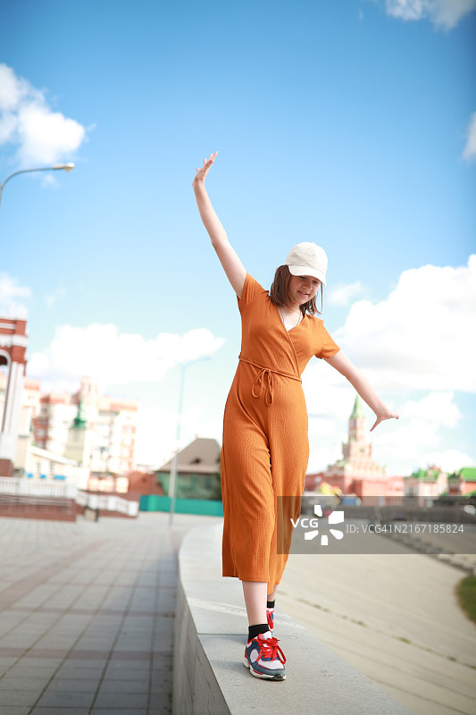 张开双臂表达喜悦的女孩，天空背景，夏季图片素材