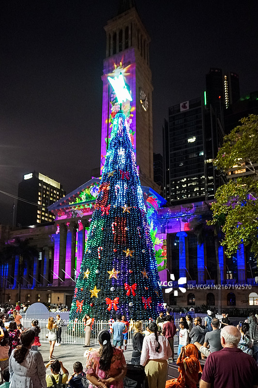 布里斯班市政厅前圣诞灯光秀人群图片素材