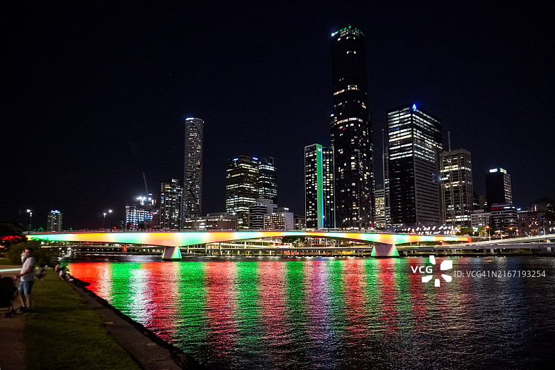 澳大利亚昆士兰州布里斯班维多利亚桥夜景图片素材