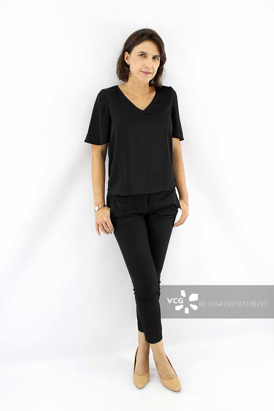 43岁穿黑衣女人白色背景肖像图片素材