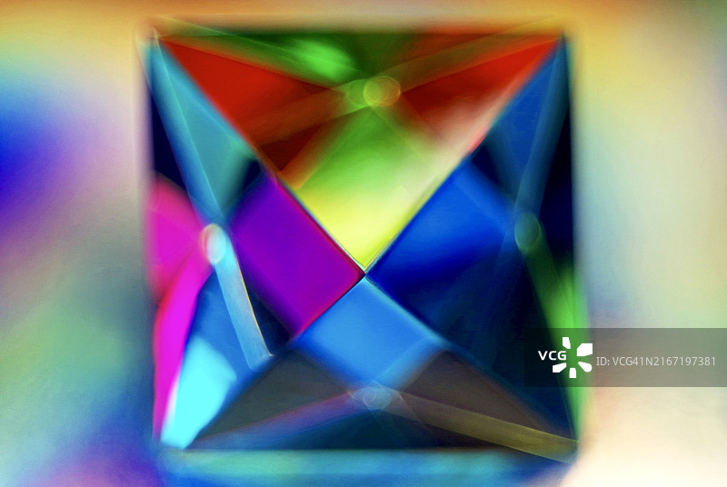 方形水晶棱镜与鲜艳色彩光效图片素材