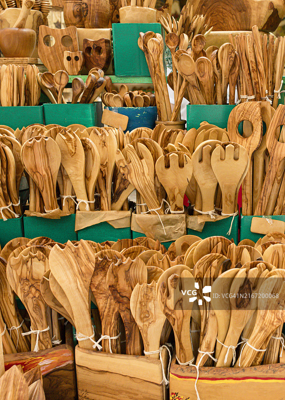 哈尼亚老城区礼品店出售的各种橄榄木厨房用具特写，克里特岛，希腊。街头摄影，2024年图片素材