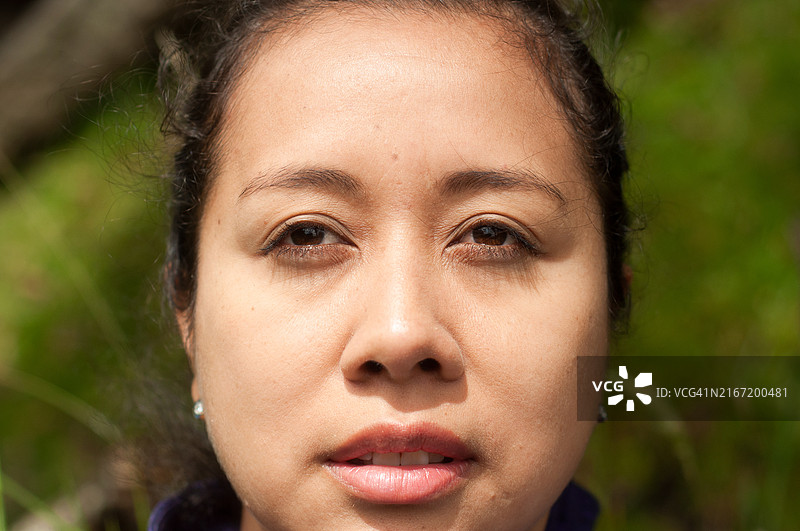 女人在自然中与镜头进行眼神交流图片素材
