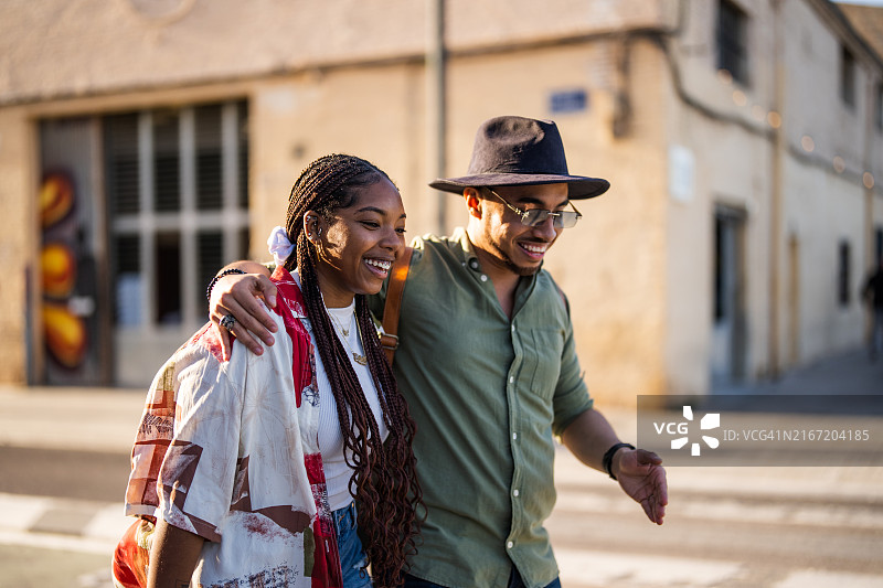 情侣享受户外阳光图片素材