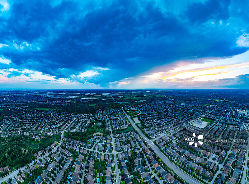 加拿大伍德布里奇卢瑟福路和伊斯灵顿大道附近的博伊德社区图片素材