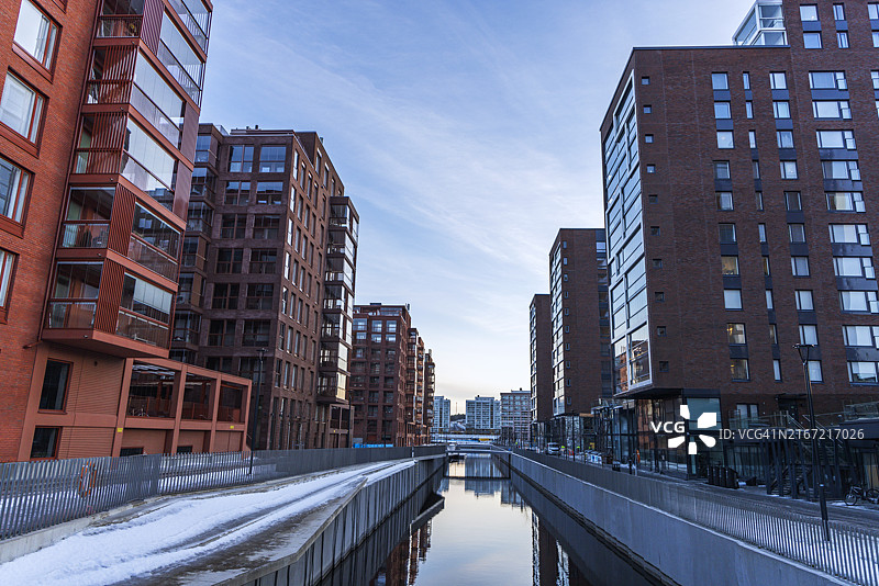 运河沿岸的现代公寓楼与雪景图片素材