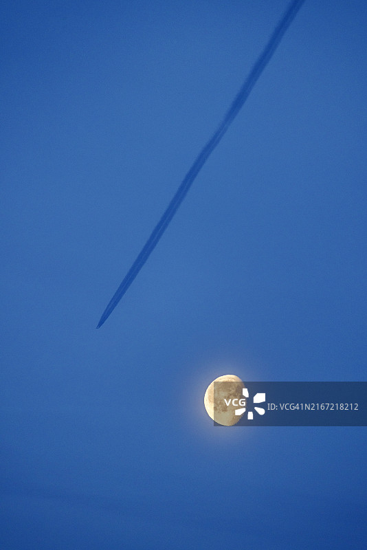 黑色蒸汽轨迹和月亮图片素材