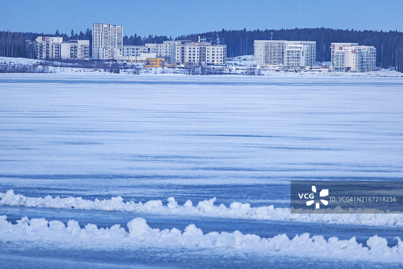 冰冻湖面上的极寒城市图片素材
