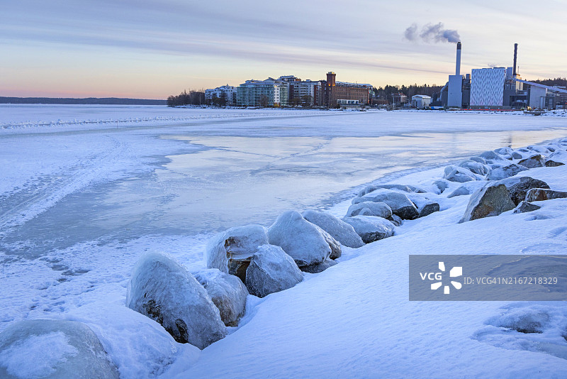 冰冻的湖岸和发电站图片素材