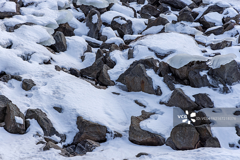 冰雪覆盖的寒冷岩石图片素材