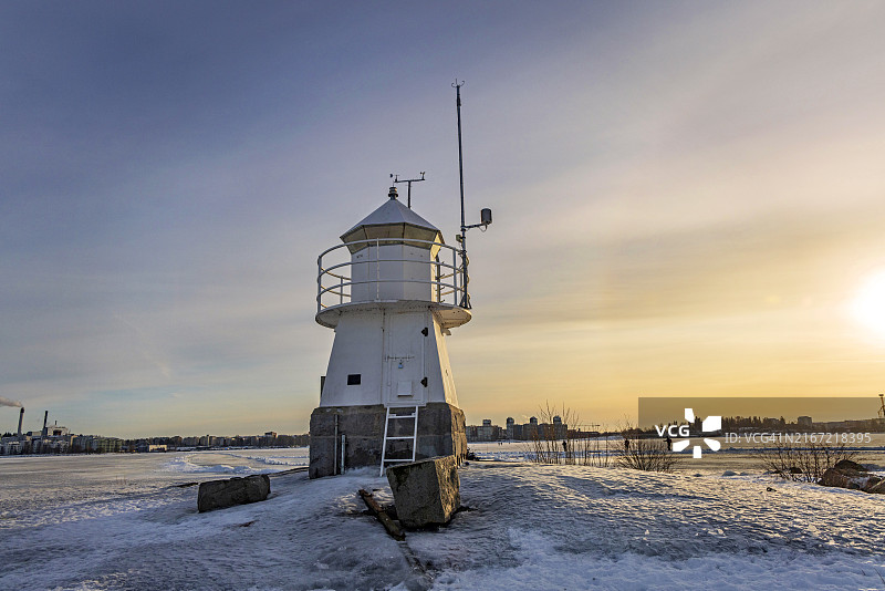 冬季芬兰冰冻湖面上的锡林卡里灯塔图片素材