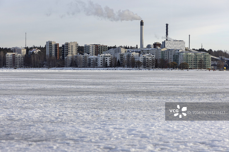 城市景观与冰冻湖面图片素材