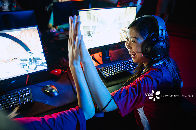 电竞选手获胜后击掌庆祝图片素材