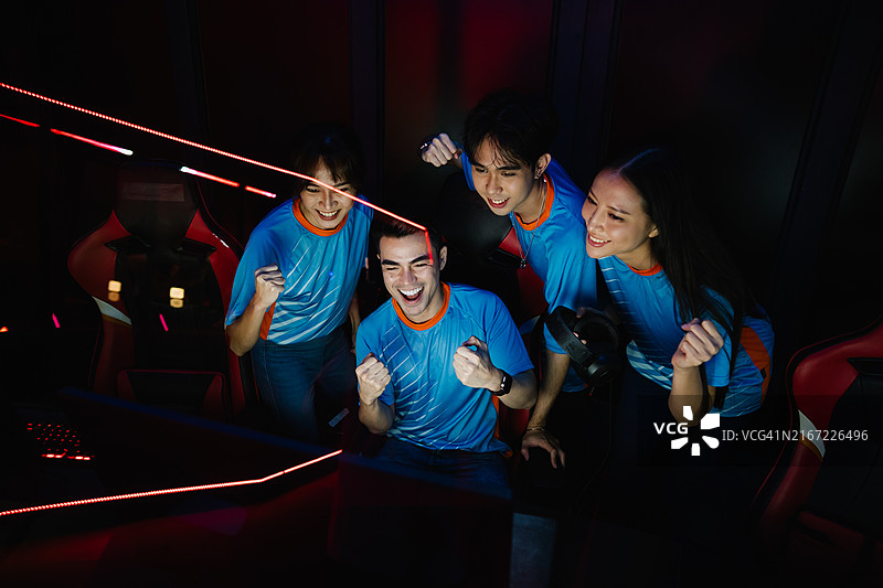 电竞选手团队庆祝胜利图片素材