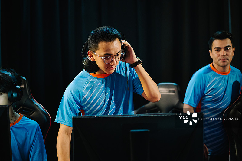 电竞选手赛前检查电脑图片素材