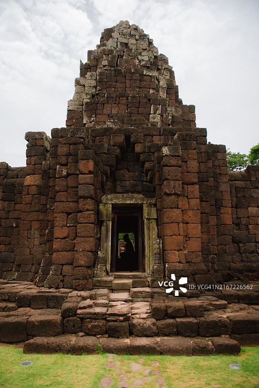 披迈历史公园的游客：泰国重要的吴哥窟寺庙遗址图片素材
