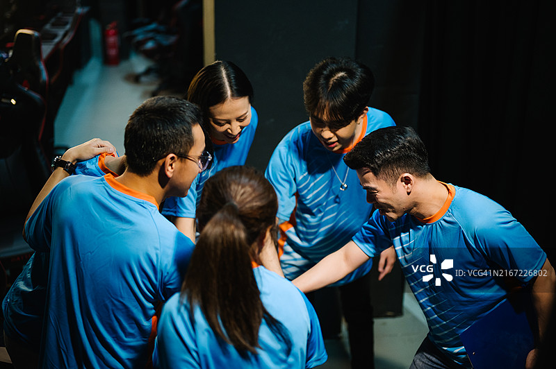 专业电竞玩家们手放在一起图片素材