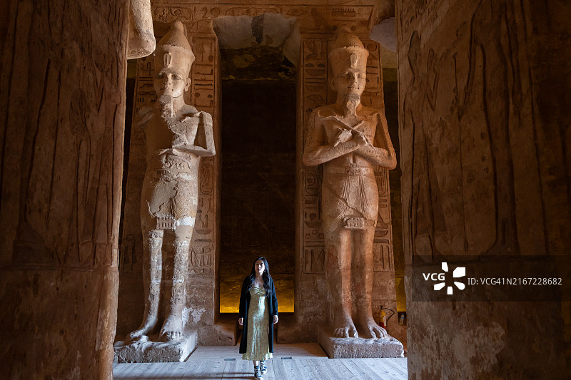 参观阿布辛贝神庙的亚洲女性图片素材