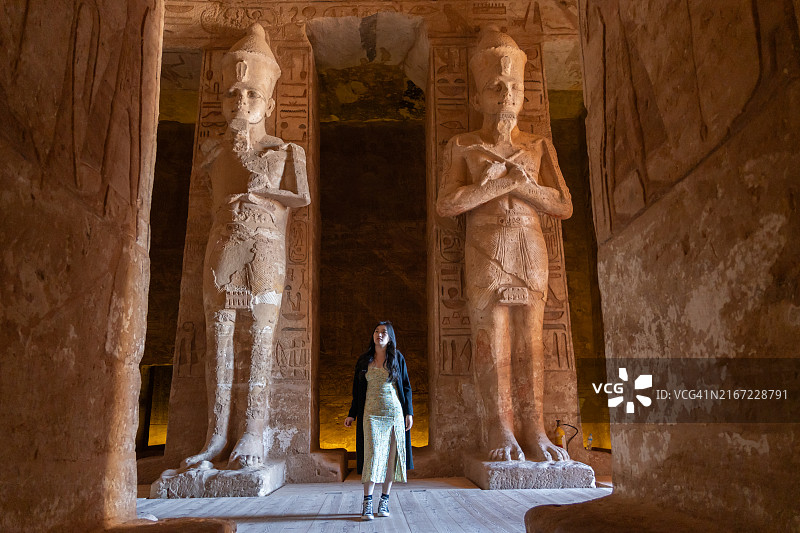 参观阿布辛贝神庙的亚洲女性图片素材