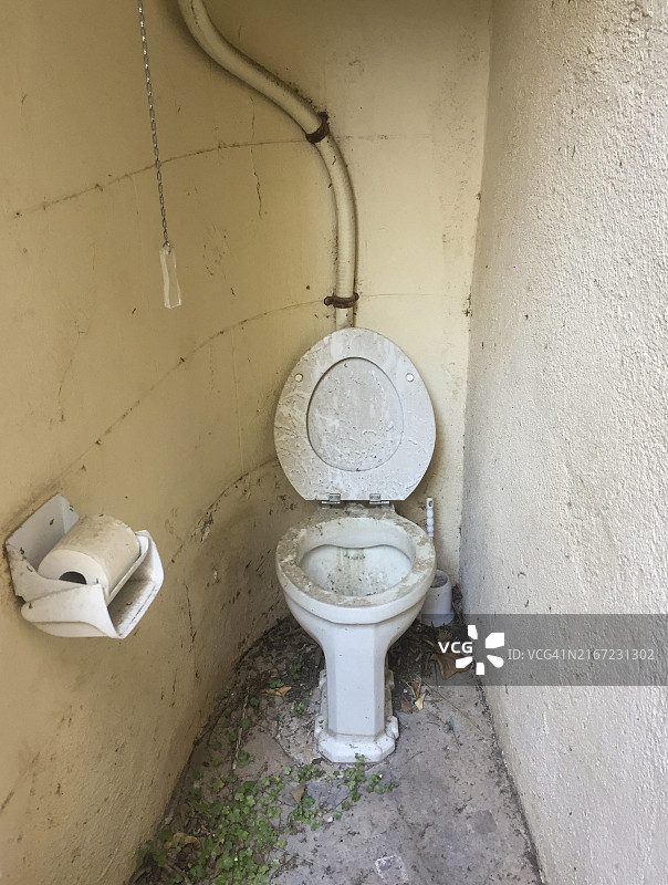 老旧且脏的马桶图片素材