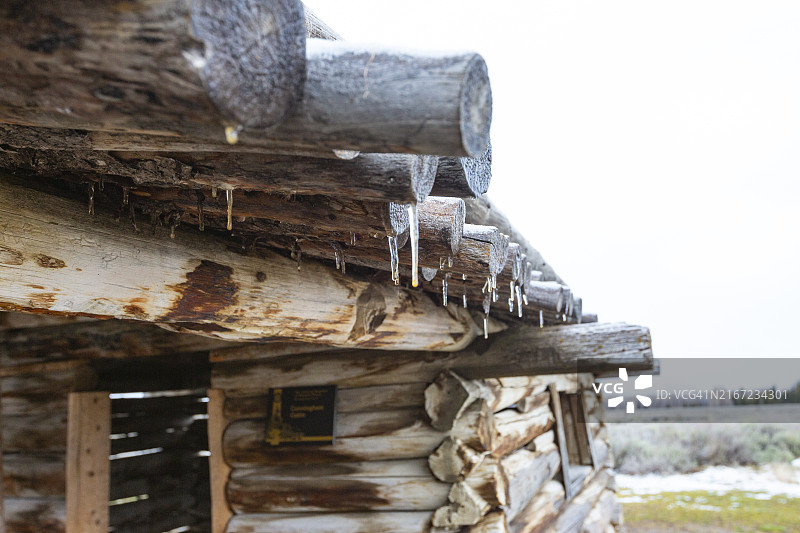 被冰柱覆盖的废弃小屋图片素材