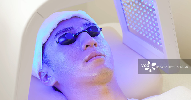 亚洲美容师使用光谱仪图片素材