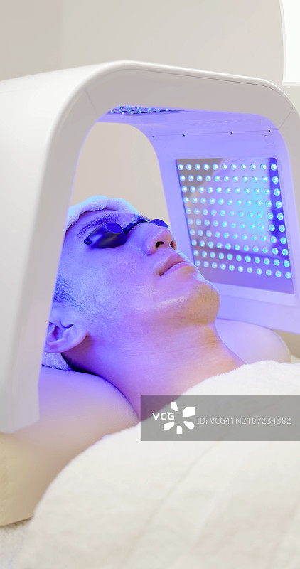 亚洲美容师使用光谱仪图片素材