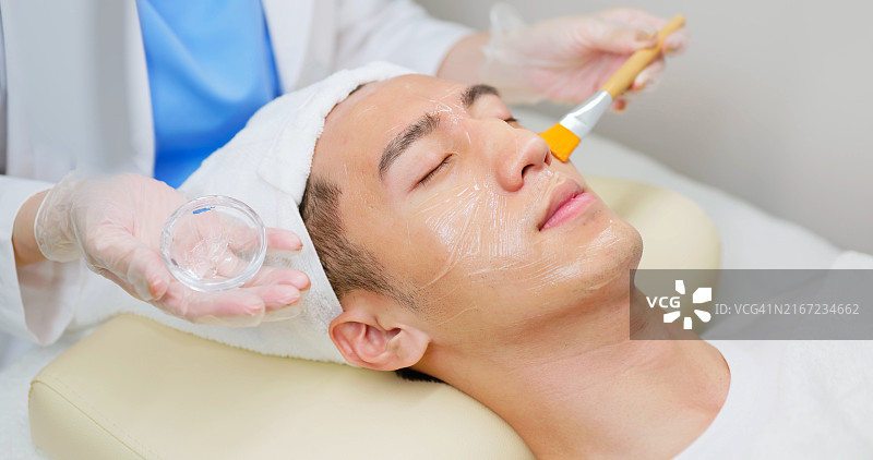 女美容师为顾客进行皮肤护理图片素材