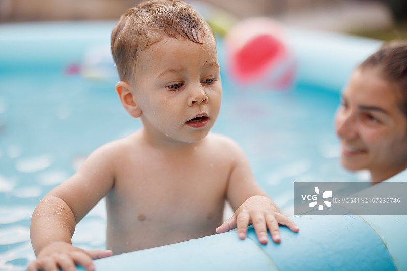 在戏水池玩耍图片素材