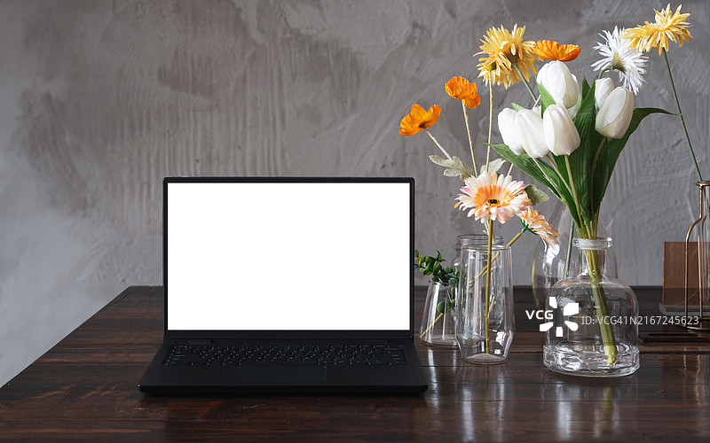 咖啡馆背景下桌子上的笔记本电脑空白屏幕。咖啡店桌子上的笔记本电脑空白屏幕，背景模糊。图片素材