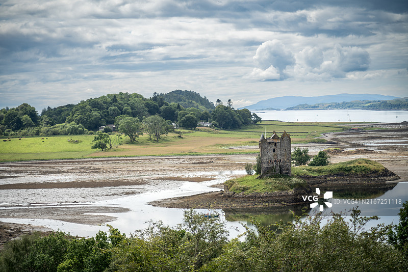 苏格兰西海岸的林内湖和前景中的斯托克城堡图片素材