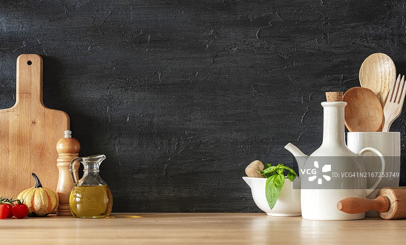 带有餐具和深色背景的厨房台面图片素材