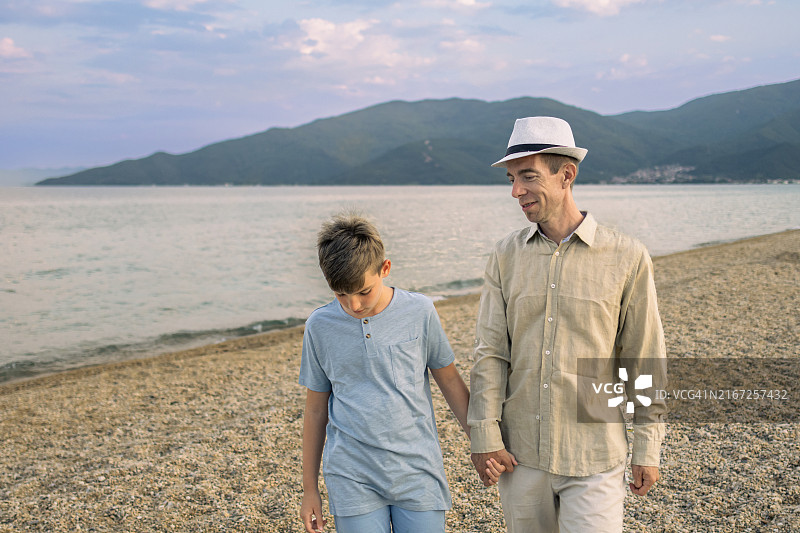 快乐的一家三口在海滩上享受美好时光图片素材