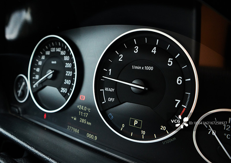 汽车仪表盘特写，聚焦速度表和转速表图片素材