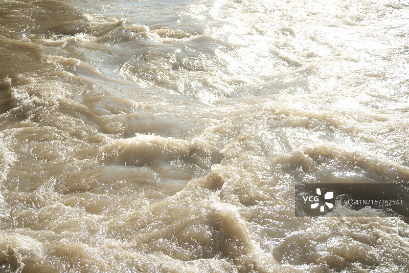 暴雨后的湍急水流图片素材