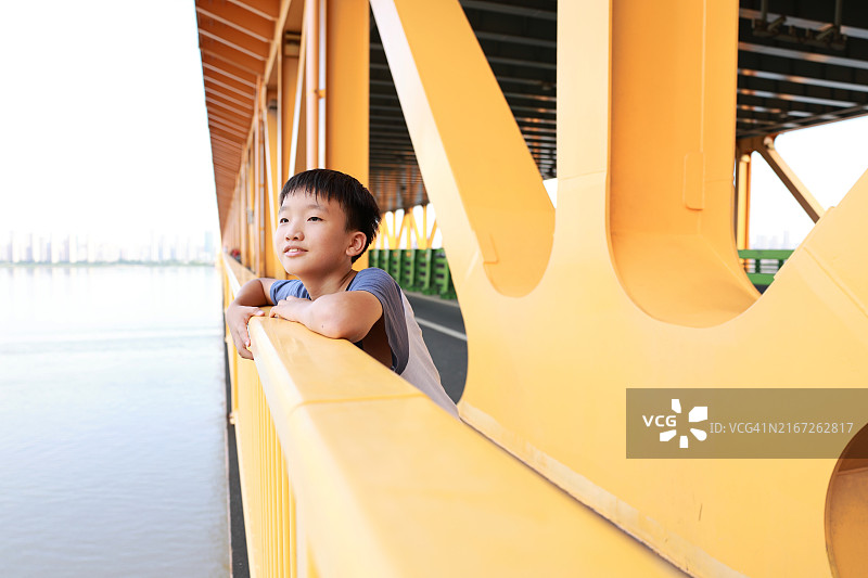 男孩在武汉长江大桥上玩耍图片素材