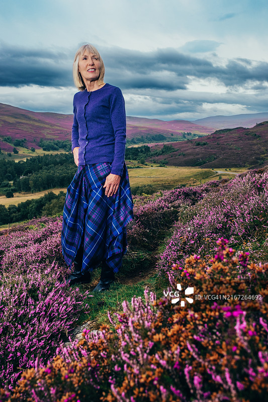 身穿传统苏格兰短裙的女人，位于苏格兰高地图片素材