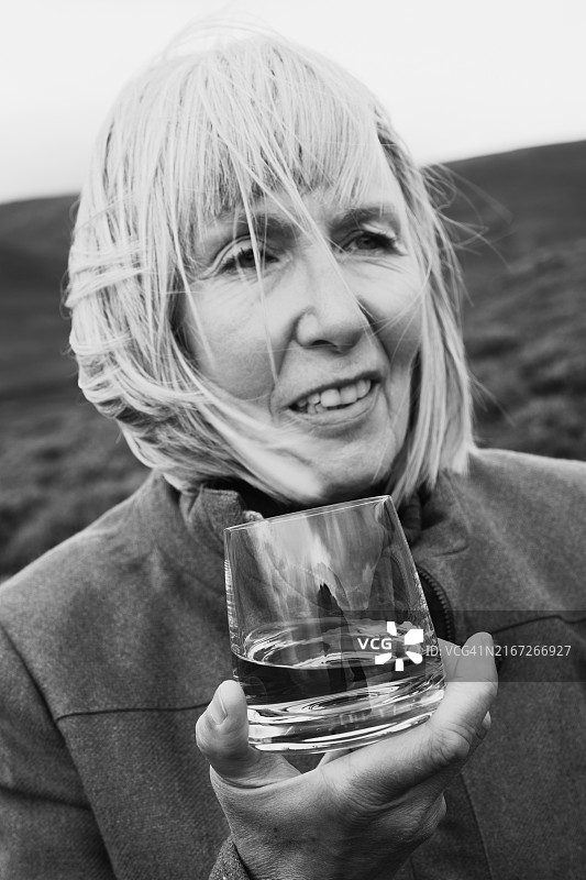 苏格兰石楠花丛中的威士忌图片素材