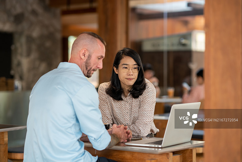 商务顾问与商务人士讨论并建议企业主进行采购或战略决策，解决技术问题图片素材
