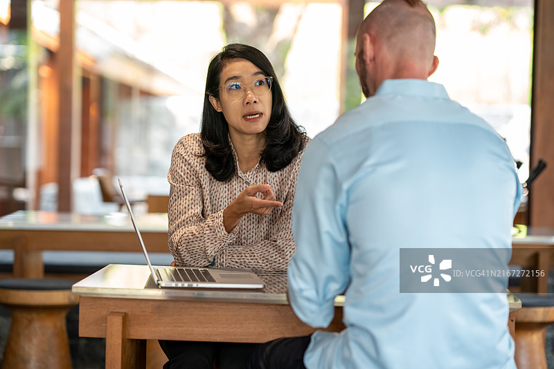 商务顾问与商务人士讨论并建议企业主进行采购或战略决策，解决技术问题图片素材