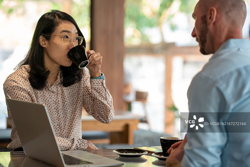 商务顾问与商务人士讨论并建议企业主进行采购或战略决策，解决技术问题图片素材