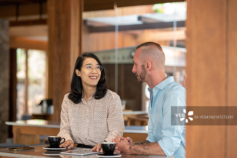 商务顾问与商务人士讨论并建议企业主进行采购或战略决策，解决技术问题图片素材