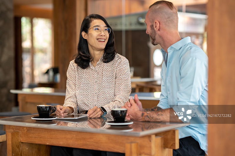 商务顾问与商务人士讨论并建议企业主进行采购或战略决策，解决技术问题图片素材