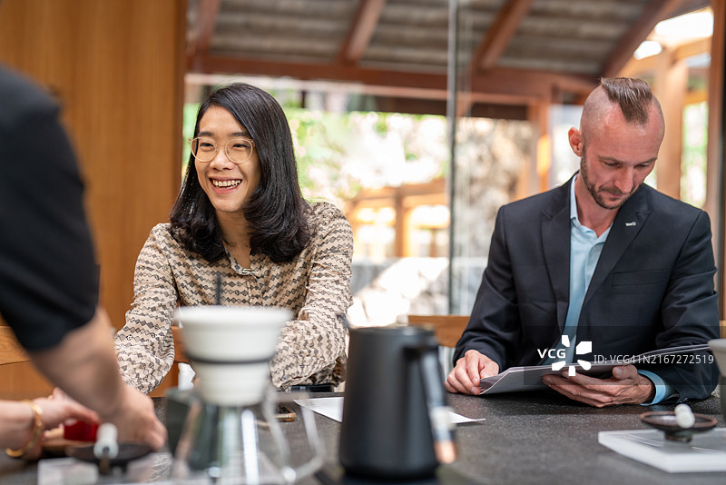 女服务员在柜台为顾客提供服务图片素材