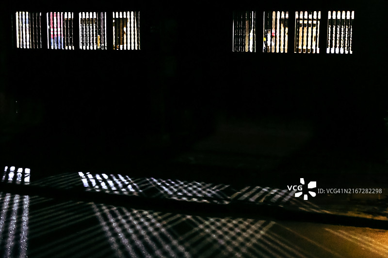 夜晚地板上缠绕的门影图片素材