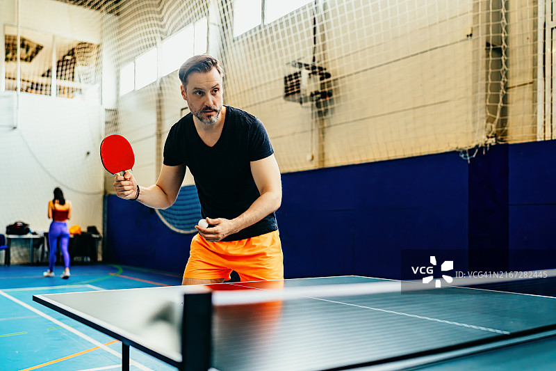 球员准备发球，乒乓球拍特写图片素材